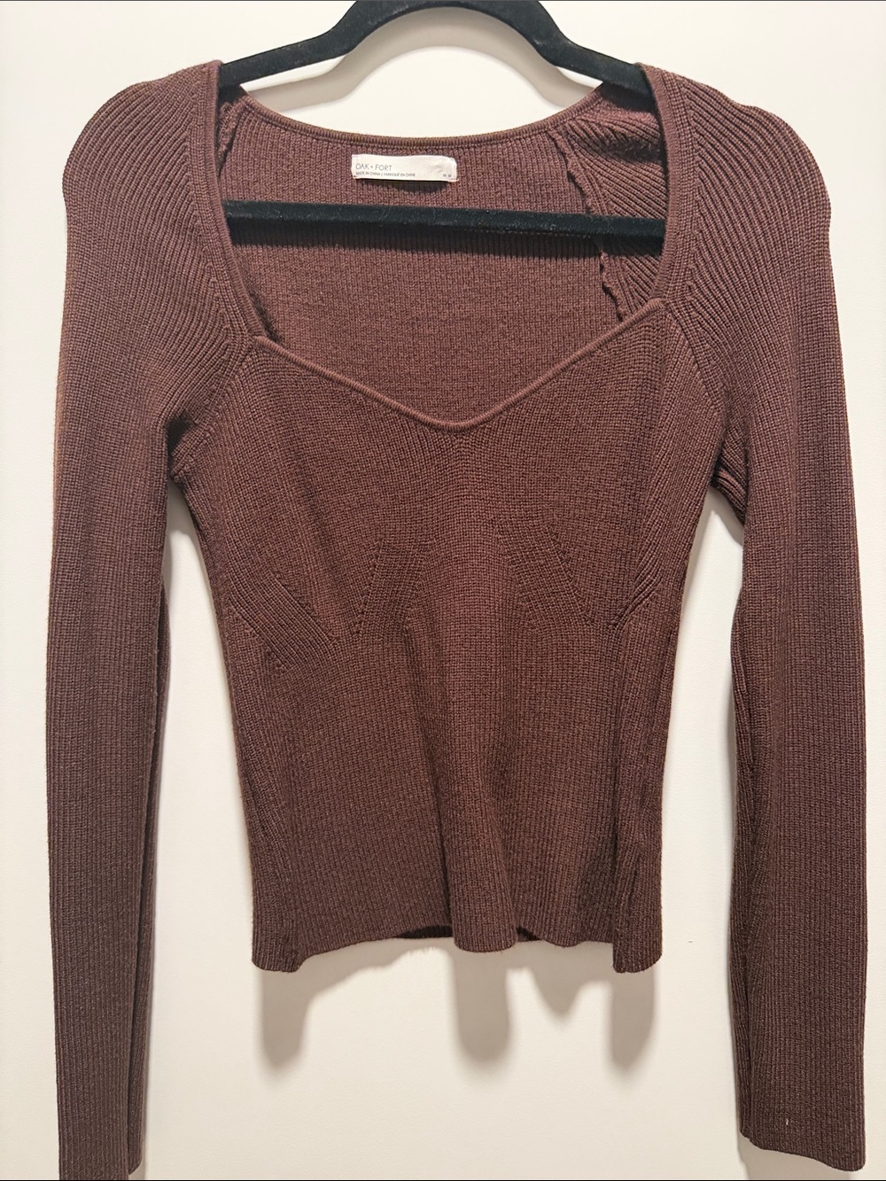 Oak + Fort Ribbed V-Neck Long Sleeve Sweater - Brown